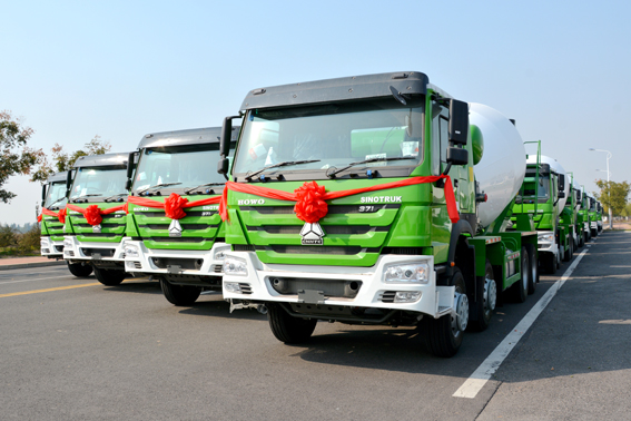青岛重工出口一带一路国家的搅拌车.jpg