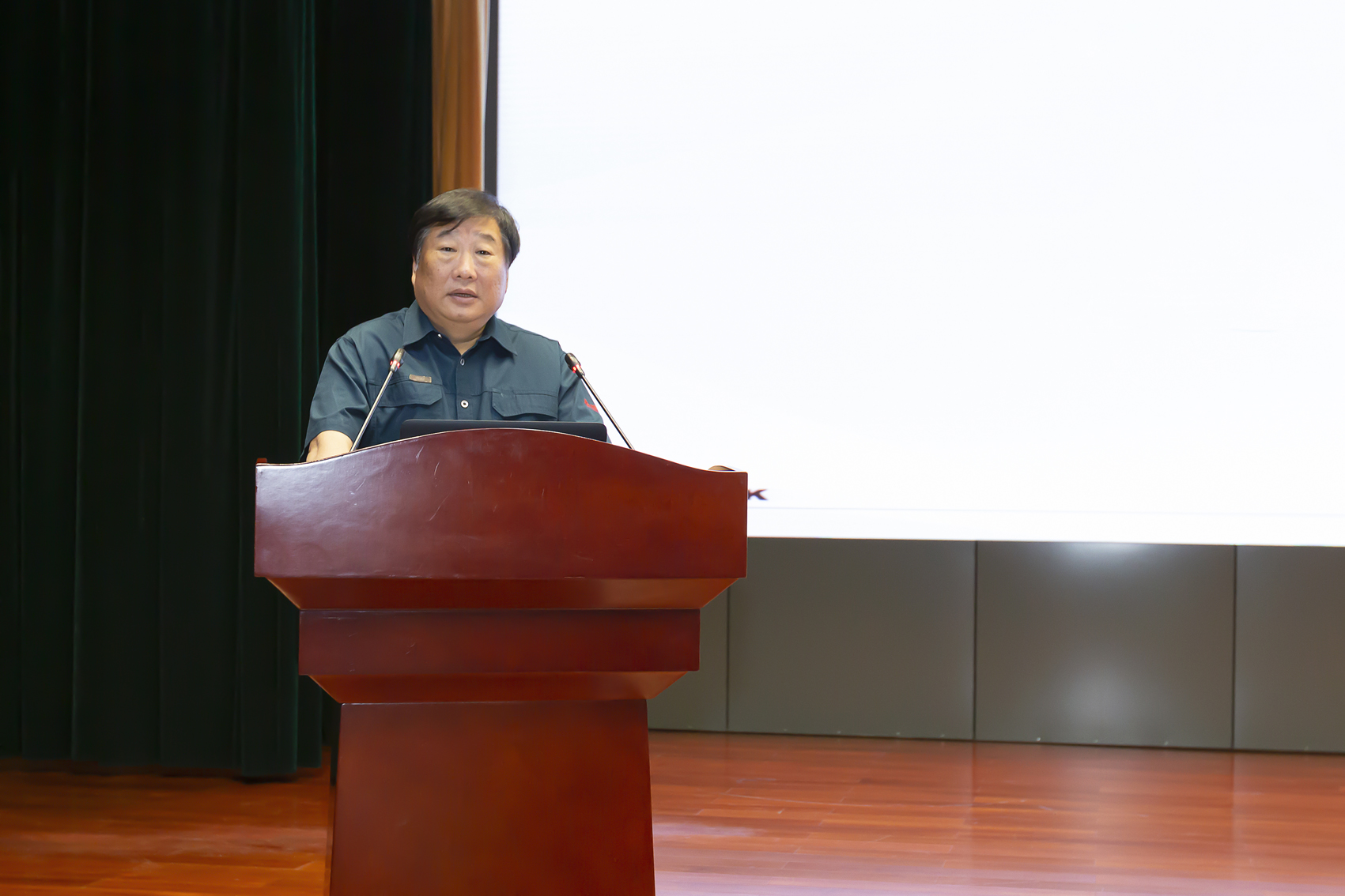 谭旭光发出“大干三季度,向新中国成立70周年献礼”动员令 - 第1张 - 提加商用车网 谭旭光发出“大干三季度,向新中国成立70周年献礼”动员令 - 第1张