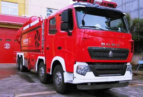 中国重汽首批540马力t7h消防车交付油田系统用户