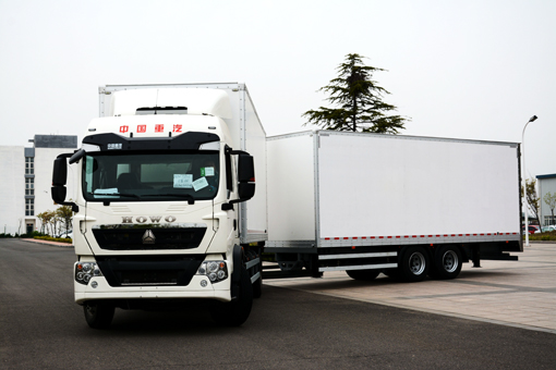 青岛重工成功开发中置轴汽车列车