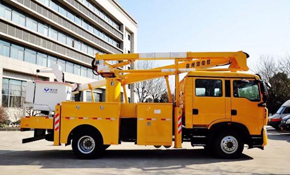 大吨位双排绝缘斗臂车再添劲军